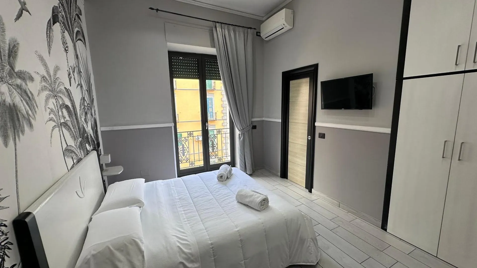 Parthenope Rooms Naples 2*,  Italy