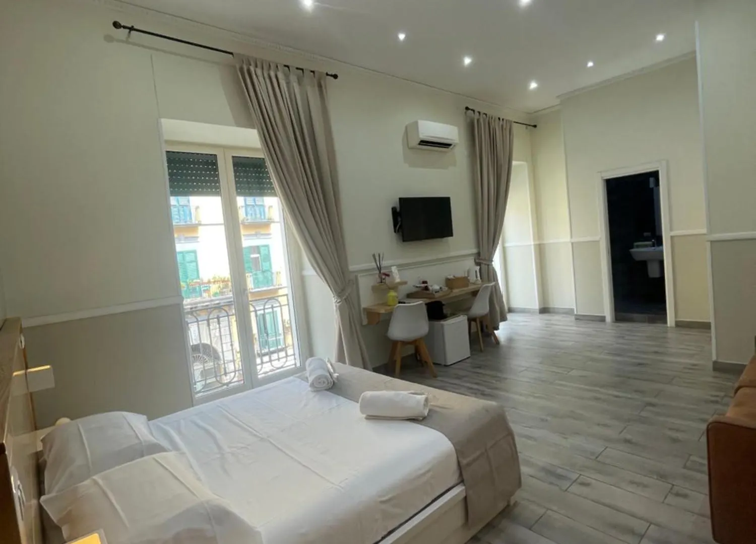 Parthenope Rooms Naples 2*,  Italy